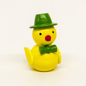 Gelbes Küken mit grünem Hut